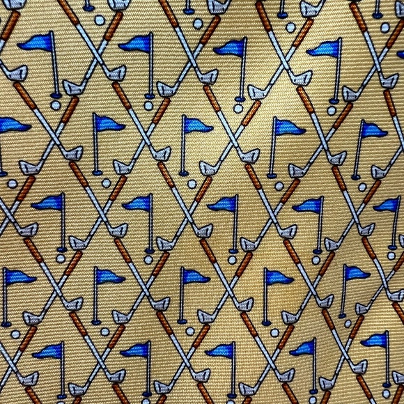 Brooks Brothers Country Club Silk Tie Golf Theme Yellow Golf Flag Golf Clubs EUC - Picture 2 of 6